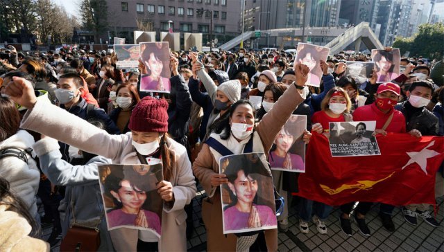 일본에 거주하는 미얀마인들이 1일 도쿄 시내에서 군부 쿠데타를 규탄하는 시위를 벌였다. 이들은 구금된 ‘민주화 운동의 상징’ 아웅산 수지 국가고문의 사진을 들고 그의 조속한 석방을 촉구했다. 도쿄=AP 뉴시스