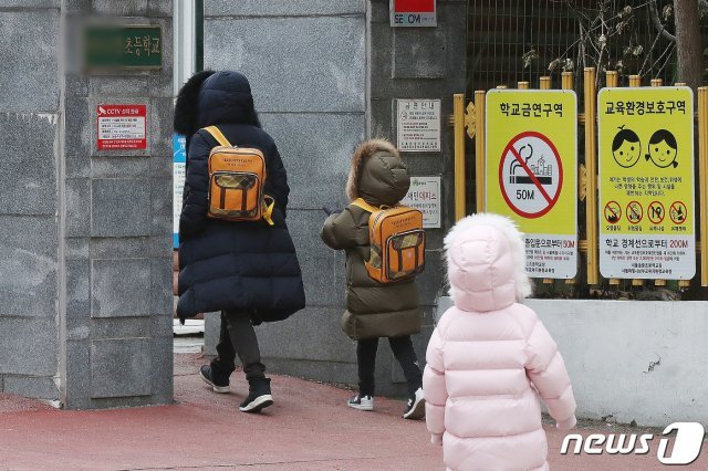 서울 한 초등학교 병설유치원으로 지난달 28일 어린이들이 등원하고 있다. 2021.1.28 © News1