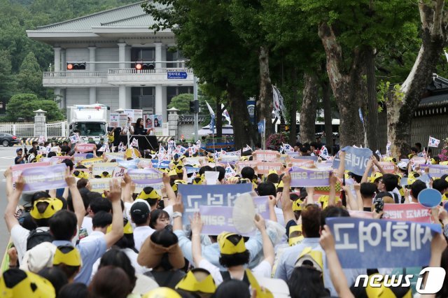 서울 소재 자율형사립고에 재학 중인 학생과 동문, 학부모들이 지난 2019년 7월21일 청와대 사랑채 동측에서 자사고 재지정 취소 철회를 촉구하며 구호를 외치고 있다. © News1