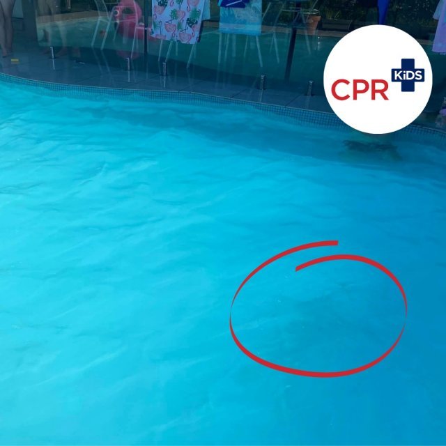 텅 빈 수영장 같지만 파란색 수영복을 입은 아이가 잠수 중이다. ‘소아 심폐소생술(CPR Kids)’ 제공
