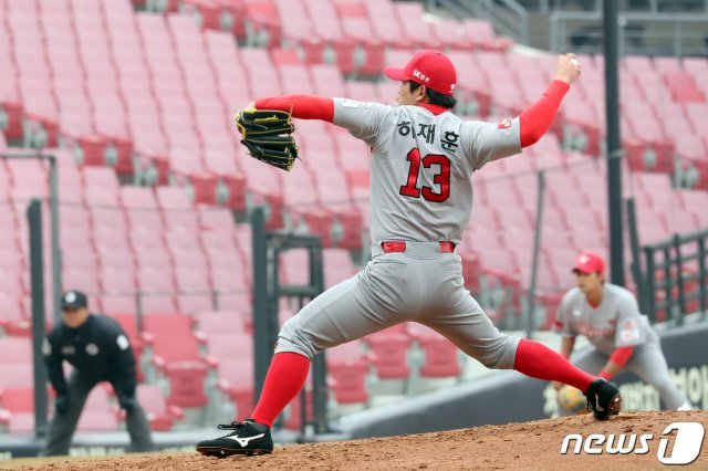 12일 오후 광주-KIA챔피언스필드에서 열린 2019 신한은행 MY CAR KBO 시범경기 KIA타이거즈와 SK와이번즈 경기 5회말 SK 두번째 투수 하재훈이 역투하고 있다. 2019.3.12/뉴스1 © News1