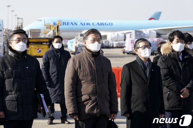 문재인 대통령이 3일 오전 인천국제공항 대한항공 화물터미널에서 코로나19 백신 수송 모의훈련을 참관하고 있다.2021.2.3/뉴스1 © News1