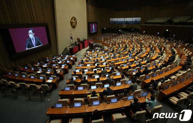 주호영 국민의힘 원내대표가 3일 오전 서울 여의도 국회에서 열린 본회의에서 국정에 관한 교섭단체대표연설을 하고 있다. 2021.2.3/뉴스1 © News1