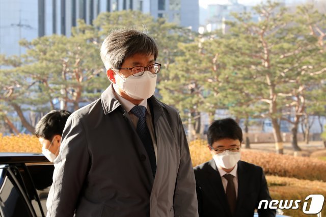 김명수 대법원장이 3일 오전 서울 서초구 대법원으로 출근하고 있다. 2021.2.3/뉴스1 © News1