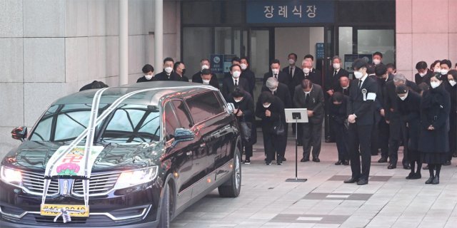 3일 서울 송파구 서울아산병원에서 고 정상영 KCC 명예회장의 운구차량이 장례식장을 빠져나오고 있다. 문화일보 제공