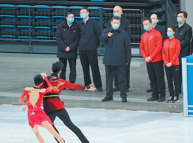 시진핑 중국 국가주석이 지난달 18일 중국 베이징 수도체육관에서 스케이트 선수들이 훈련을 관람하고 있는 모습. 베이징=AP 뉴시스