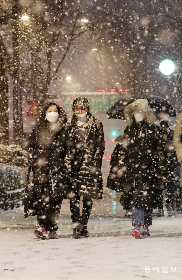 3일 오후 9시 30분경 서울 종로구 광화문 근처에서 시민들이 눈을 맞으며 걸어가고 있다. 이날 늦은 밤부터 서울 등 중부지방에 
눈이 내리면서 우려했던 ‘퇴근 대란’은 없었지만 4일 오전 수은주가 영하로 떨어지면서 출근길 불편이 예상된다. 전영한 기자 
scoopjyh@donga.com