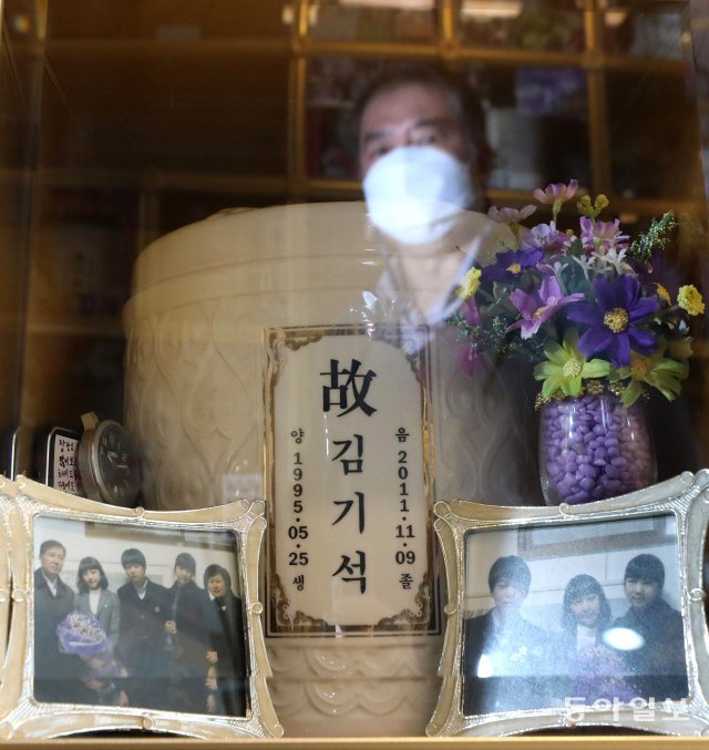 기석이의 생전 모습을 간직한 가족사진은, 지금도 여전히 유골함과 함께 놓여 있다. 태현 씨는 한참동안 사진에서 눈을 떼지 못했다. 평택=송은석 기자 silverstone@donga.com