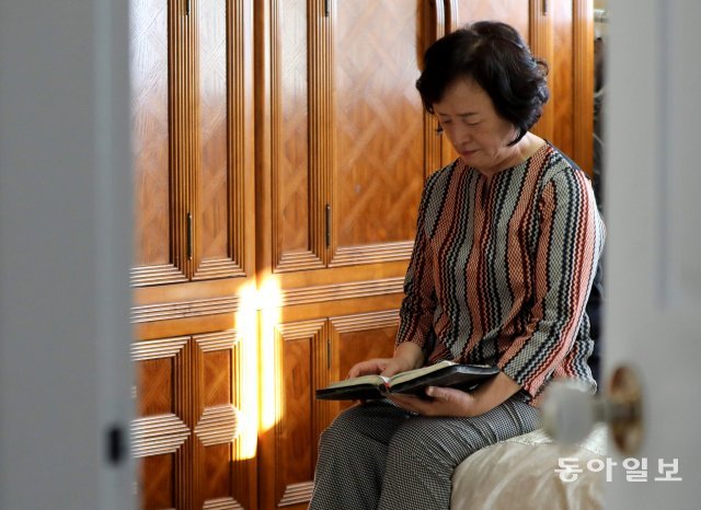 눈과 신장을 기증하고 떠난 박승현 씨의 어머니 이명희 씨가 경북 포항시의 자택에서 성경책을 읽고 있다. 포항=송은석 기자 silverstone@donga.com
