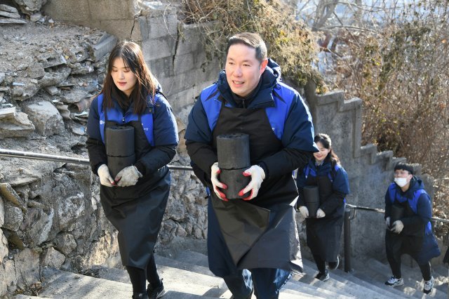 신입사원들과 함께 연탄 나르기 봉사활동을 하고 있는 조현상 부회장(효성 제공). © 뉴스1