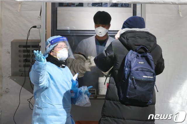 3일 서울 중구 국립중앙의료원 내 해외출국 선별진료소에서 한 시민이 코로나19 검사를 기다리고 있다. 2021.2.3/뉴스1 © News1