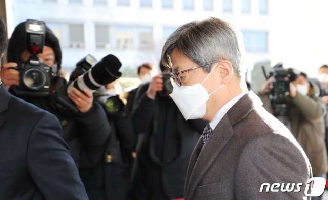 김명수 대법원장이 4일 오전 서울 서초동 대법원으로 출근하고 있다. 사상 첫 법관 탄핵 표결을 앞둔 이날 당사자인 임성근 부장판사 측은 김 대법원장과의 대화 녹취록을 공개했다. 2021.2.4/뉴스1 © News1