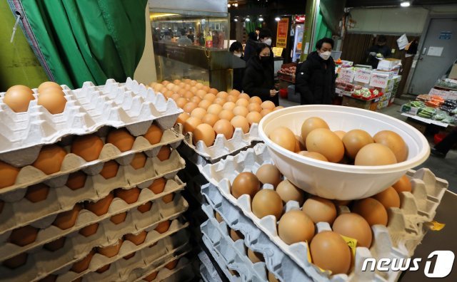 제주 특란 10개당 소비자 가격은 지난 3일 기준 2477원(30개 기준 7432원)으로 지난달 29일보다 19.6% 떨어졌다. 3일 오후 서울 마포구 망원시장의 한 가게에서 계란을 판매하고 있는 모습.  2021.2.3/뉴스1 © News1