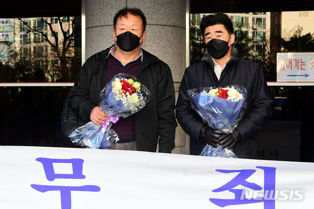 ‘낙동강변 살인사건’ 범인으로 지목돼 21년간 옥살이를 한 장동익씨와 최인철씨가 4일 오전 부산 연제구 부산고등법원에서 열린 재심 선고 공판을 마친 후 기념촬영을 하고 있다. 2021.2.4