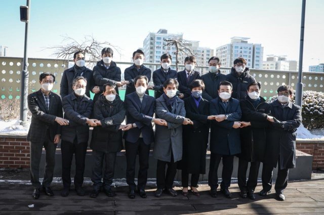 더불어민주당 우상호 의원(앞줄 왼쪽에서 네 번째)이 4일 서울 신도림역에서 현장발표회를 열고 민주당 소속 의원들과 ‘X자 악수’를 하고 있다. 우상호 의원 페이스북