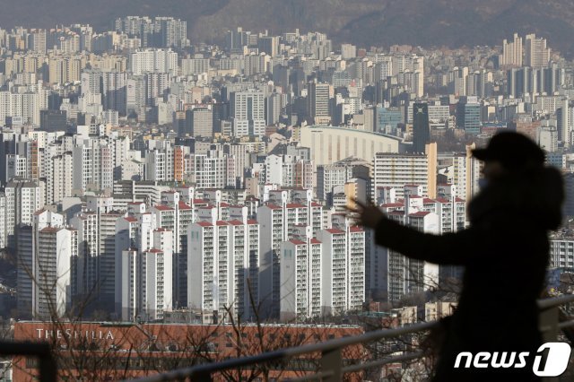 정부가 도심 역세권 용적률을 최대 700%까지 올리고 주택공급 확대를 위한 고밀개발에 나선다. 국토교통부는 19일 국무회의에서 이같은 내용의 ‘국토의 계획 및 이용에 관한 법률 시행령’ 일부개정안이 의결됐다고 밝혔다. 사진은 19일 서울 중구 남산에서 바라본 도심 아파트 단지 모습. 2021.1.19/뉴스1 © News1