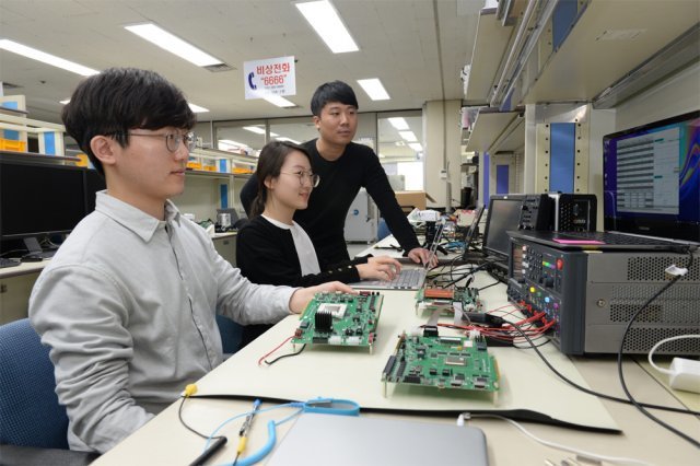 한국전자통신연구원(ETRI) 연구진이 인공지능 반도체 ‘알데바란(AB)9’의 성능을 테스트하고 있다. ETRI 제공