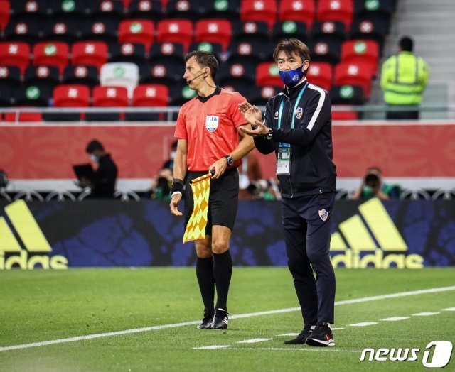 4일 오후(한국시각) 카타르 알 라이얀 아흐메드 빈 알리 스타디움에서 열린 국제축구연맹(FIFA) 클럽월드컵 2라운드 울산 현대와 티그레스의 경기에서 홍명보 울산 감독이 경기를 지켜보고 있다. (울산현대 제공) 2021.2.5/뉴스1