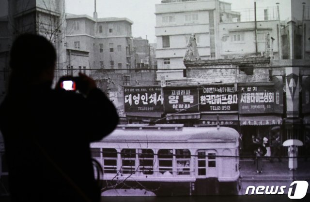 지난 2019년 서울 종로구 서울역사박물관에서 열린 전차(電車) 개통 120주년 기념 ‘서울의 전차’ 기획전에서 관람객들이 전시물을 살펴보는 모습 © News1