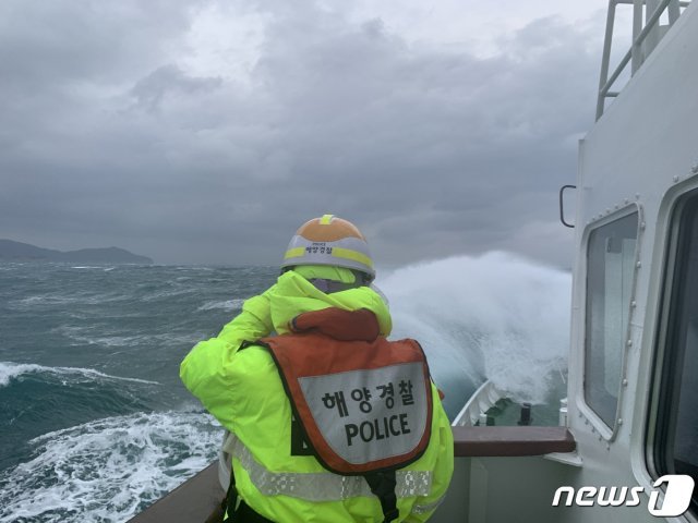 지난달 23일 오후 3시45분쯤 경남 거제시 갈곶도 인근 바다에서 침몰한 ‘127대양호’의 실종 선원 3명을 찾기 위해 해경이 24일 수색작업을 펼치고 있다. (통영해경제공) © 뉴스1