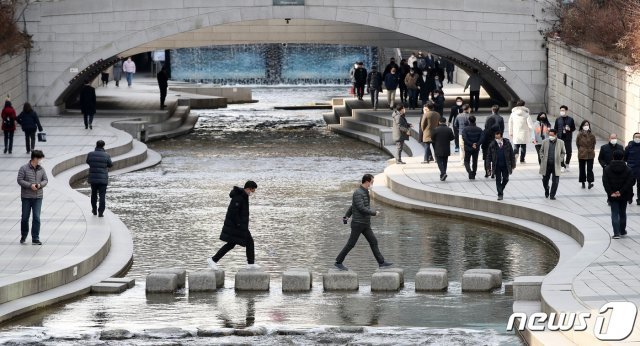 포근한 날씨가 이어진 지난달 25일 오후 서울 청계천에서 시민들이 산책을 하고 있다. 2021.1.25/뉴스1 © News1