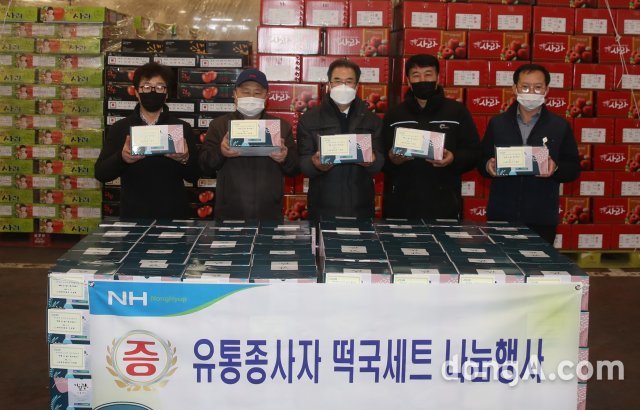 이성희(우측 4번째) 회장이 구리공판장 설 명절 성수품을 살펴보고  현장 직원들과 기념촬영을 하고 있다. 농협 제공