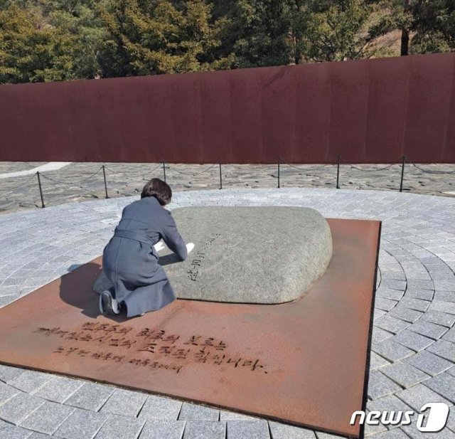 추미애 전 법무부 장관이 경남 김해 봉하마을의 고(故) 노무현 전 대통령 묘역을 방문한 모습(추미애 전 장관 페이스북). © 뉴스1