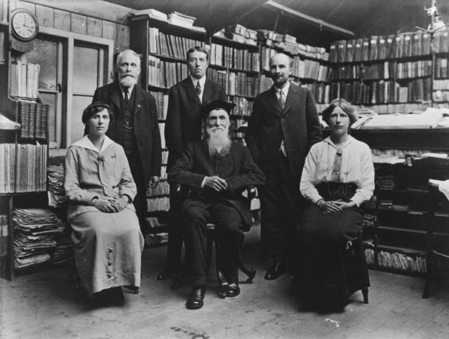 1915년 7월 10일 옥스퍼드 영어사전 편찬에 참여한 이들이 옥스퍼드대에 모였다. 책임 편집자인 제임스 머리(앞줄 가운데)의 딸 엘시(앞줄 왼쪽)와 로스프리스(앞줄 오른쪽)는 아버지를 도와 편찬에 간접적으로 참여했다. 저자는 이 같은 역사적 사실을 기반으로 상상을 가미해 소설을 썼다. 엘리·옥스퍼드대 출판국 제공
