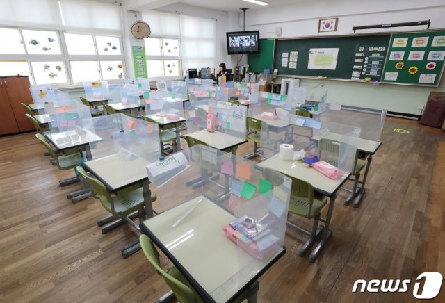 지난달 27일 서울 노원구 소재 한 초등학교에서 교사가 온라인 수업을 진행하고 있다. © News1