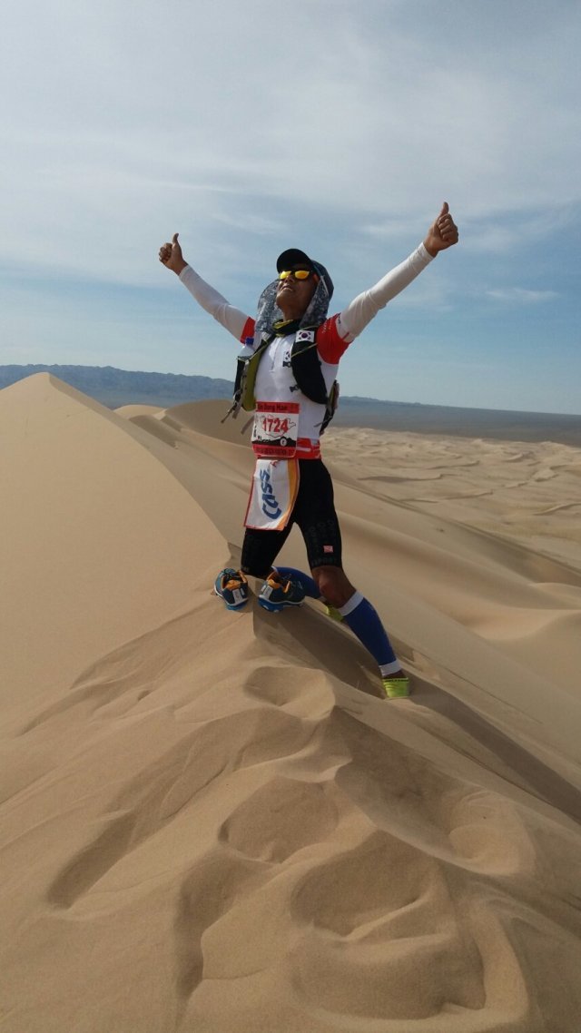 김동해 씨가 2017년 고비사막마라톤에 참가해 모래언덕을 오른 뒤 포효하고 있다. 김동해 씨 제공.