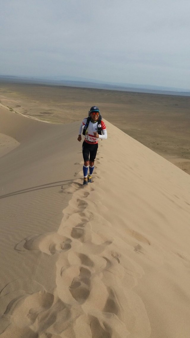 김동해 씨가 2017년 고비사막마라톤에 출전해 모래언덕을 질주하고 있다. 김동해 씨 제공.