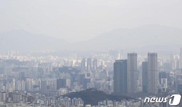 추위가 한풀 꺾인 뒤 초미세먼지 농도가 높아진 31일 서울 남산에서 바라본 도심이 뿌옇다. 2021.1.31 © News1