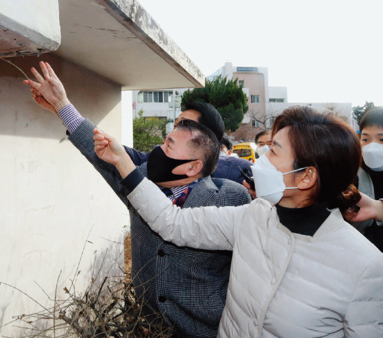 국민의힘 나경원 전 의원이 1월 27일 서울 강남구에 위치한 노후아파트인 은마아파트를 찾았다.  [뉴스1]
