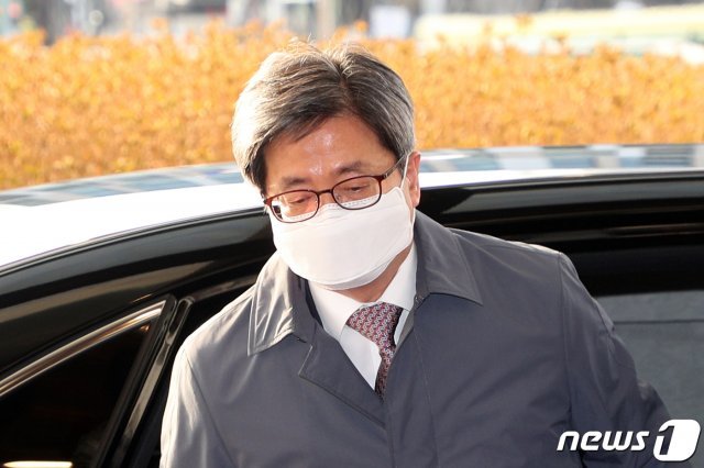 김명수 대법원장이 5일 오전 서울 서초구 대법원으로 출근하고 있다. 2021.2.5 © News1