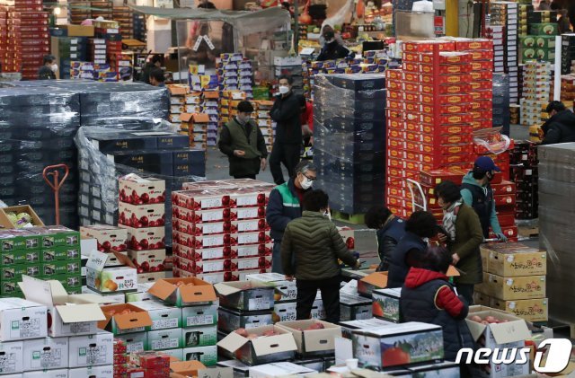 설 명절을 앞둔 4일 울산농수산물도매시장 청과물동을 찾은 시민들이 과일을 살펴보고 있다. 2021.2.4 © News1