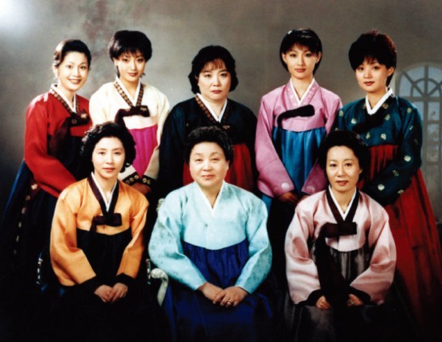 드라마 ‘목욕탕집 남자들’(1995)에서 철부지 며느리 역으로 인기를 끈 윤여정(아래 맨 오른쪽). [동아DB]