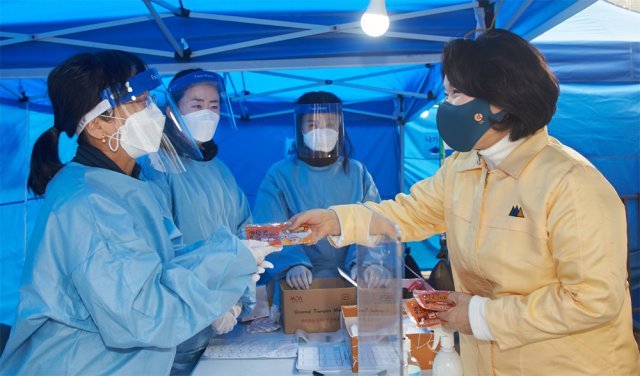 국민의힘 서울시장 보궐선거 본경선 후보인 조은희 서초구청장(오른쪽)이 최근 서울 서초구 강남역 신종 코로나바이러스 감염증(코로나19) 선별검사소를 찾아 방한용품을 나눠주며 직원들을 격려하고 있다. 서초구 제공