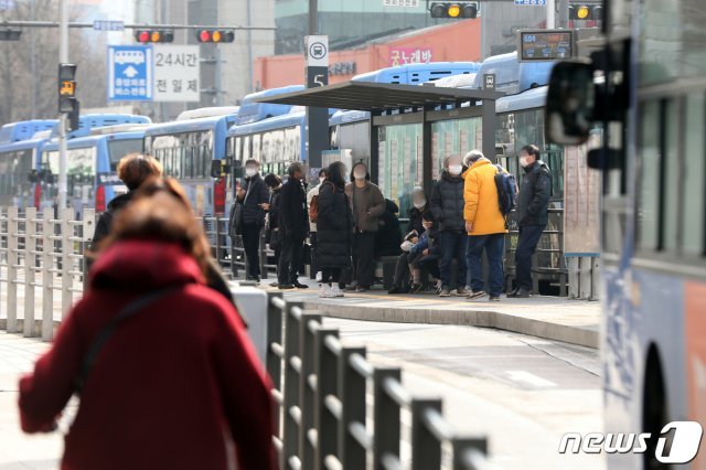 서울역 버스환승센터에서 시민들이 버스를 기다리고 있다.  2021.2.5./뉴스1 © News1