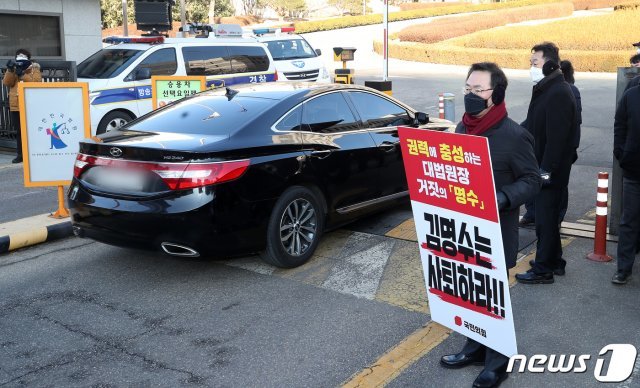 주호영 국민의힘 원내대표가 8일 오전 서울 서초구 대법원 앞에서 김명수 대법원장의 사퇴를 촉구하는 피켓 시위를 하고 있다. 뉴스1