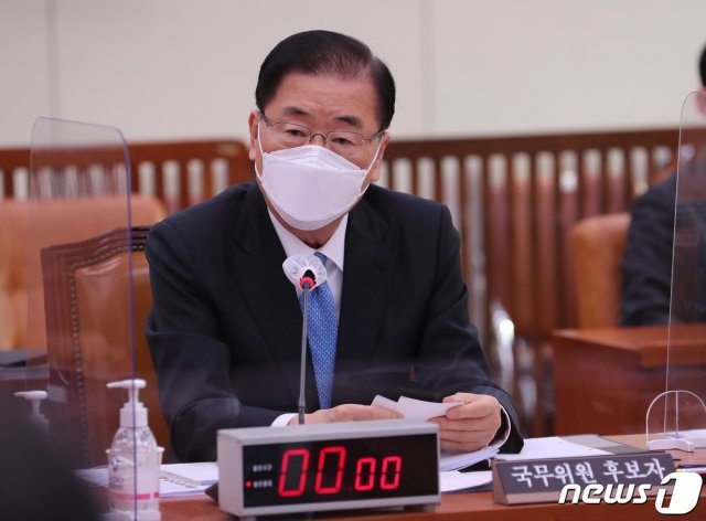 정의용 외교부 장관 후보자가 5일 서울 여의도 국회 외교통일위원회에서 열린 인사청문회에서 의원 질의에 답변하고 있다. 2021.2.5/뉴스1 © News1