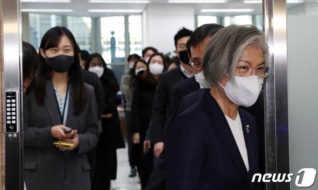 퇴임한 강경화 외교부 장관이 8일 서울 종로구 외교부 청사에서 출입기자들과 인사를 하고 이동하고 있다. 2021.2.8/뉴스1 © News1