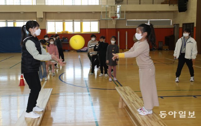 8일 서울 노원구 청계초등학교에서 학생들이 유럽형 놀이시설인 짐나스틱으로 신체활동 놀이를 하고 있다.