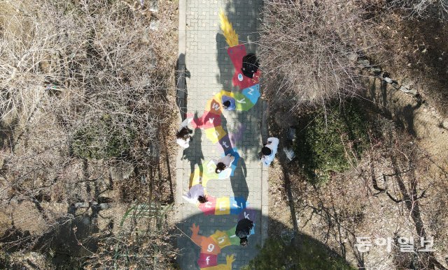 8일 서울 노원구 청계초등학교에서 학생들이 바닥놀이터에서 신체활동 놀이를 하고 있다.