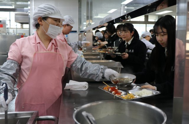 충북도교육청이 올해 무상 교복과 고등학교 1학년 교과서 무상 공급을 하면서 무상 교육이 완성됐다. 사진은 학교 급식을 하는 모습. 충북도교육청 제공