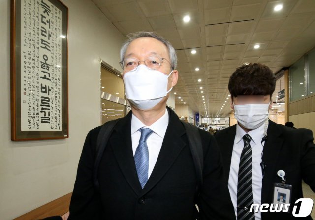 백운규 전 산업통상자원부 장관이 영장실질심사를 받기 위해 8일 오후 대전지방법원에 출석하고 있다. 2021.2.8/뉴스1 © News1