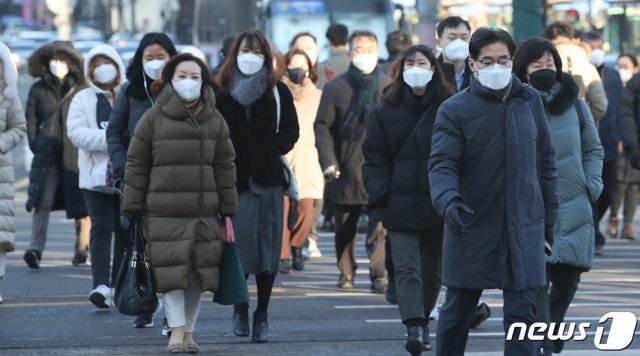 전국이 영하권 날씨를 보인 8일 오전 서울 종로구 광화문 네거리에서 시민들이 출근길 발걸음을 재촉하고 있다. . 2021.2.8/뉴스1 © News1