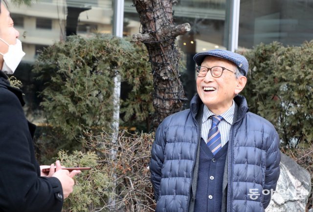 김형석 교수는 법 이전에 양심과 도덕의 중요성을 강조했다. 그는 3일 인터뷰에서 “대통령이나 정치하는 사람들은 법에만 걸리지 
않으면 문제가 안 된다는 식인데 그건 범죄자가 아니라는 것뿐 인생의 가장 낮은 단계”라며 “양심과 도덕, 윤리는 어떻게 할 
것인가”라고 반문했다. 김동주 기자 zoo@donga.com