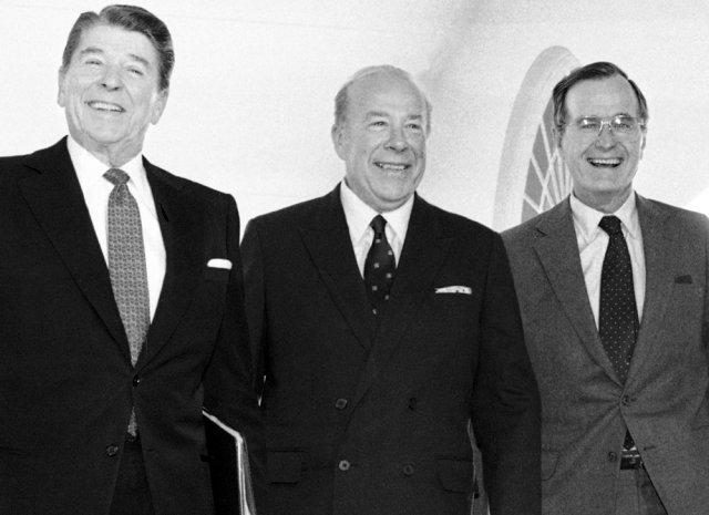 1985년 조지 슐츠 당시 미국 국무장관(가운데)이 워싱턴 백악관에서 로널드 레이건 미 대통령(왼쪽), 조지 부시 부통령(오른쪽)과 포즈를 취했다. 워싱턴=AP 뉴시스