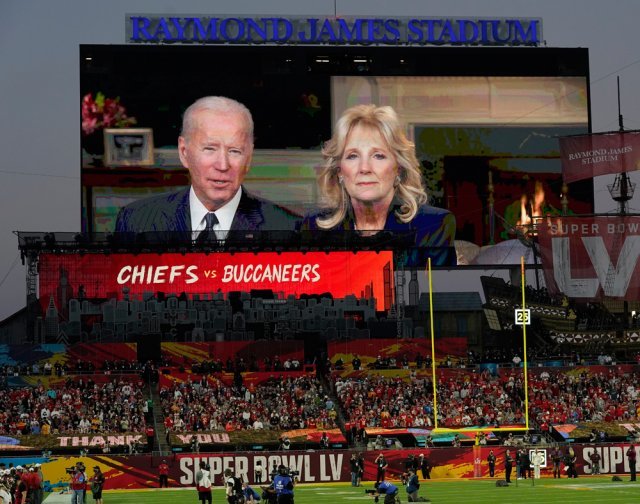 조 바이든 미국 대통령과 부인 질 여사가 제55회 슈퍼볼 경기 시작 전 영상 메시지를 통해 인사말을 하고 있다. 탬파베이=AP 뉴시스