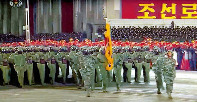 지난달 14일 평양 김일성광장에서 열린 당 대회 열병식에서 마스크와 방호복을 착용한 북한 화학병 부대가 행진하고 있다. 조선중앙TV 화면 캡처